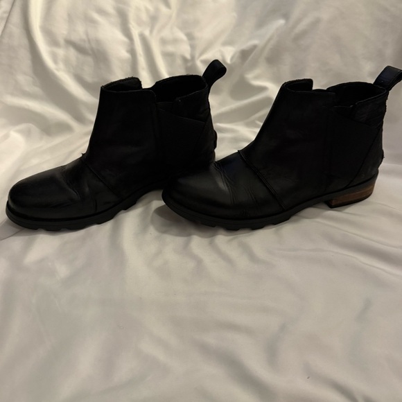 Like New Sorel Emelie I Waterproof Leather Chelsea Boot - Picture 2 of 8
